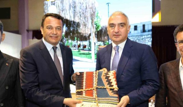 Bakan Ersoy: “Antalya’ya bu yıl 17 milyondan fazla ziyaretçi bekliyoruz”