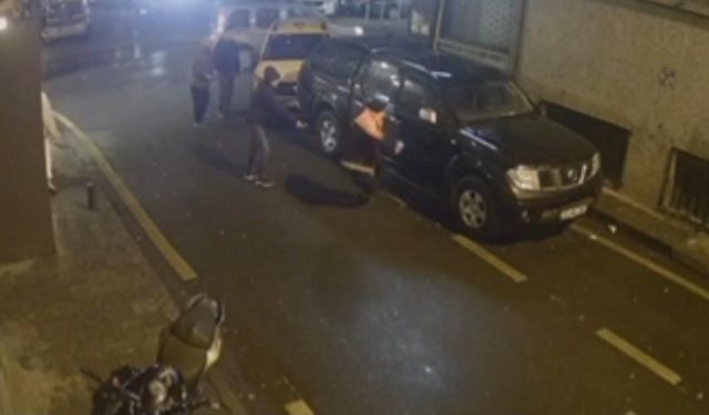 İstanbul’da sokak ortasında silahlı saldırı kamerada: Yürüyüşünü beğenmediği için bacaklarından vurdu