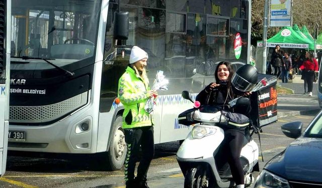 Muğla trafik ekiplerinden kadın sürücülere jest